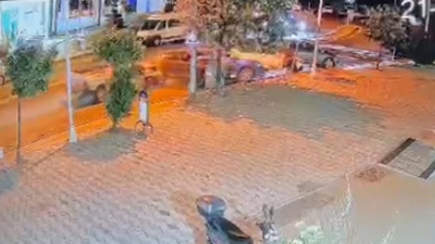 Alkollü sürücünün kullandığı hafif ticari araç, park halindeki otomobillere çarptı