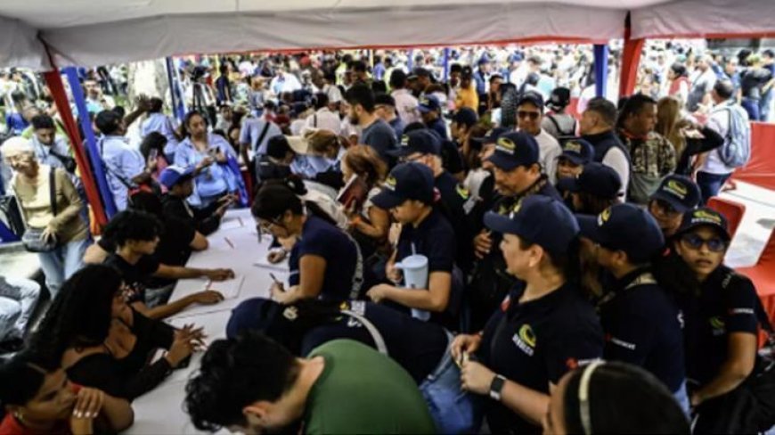 Son Dakika! Venezuela'da memurlar, ev hanımları ABD 'tehdidine' karşı milis kuvvetlere katılıyor