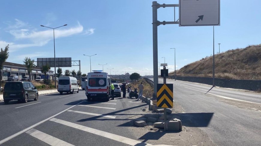 Motosikletiyle yol ayrımındaki parke taşlarına çarpan sürücü yaralandı