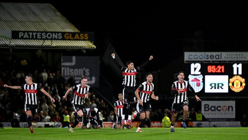 Manchester United'a tarihi şok: 4. Lig takımına karşı veda