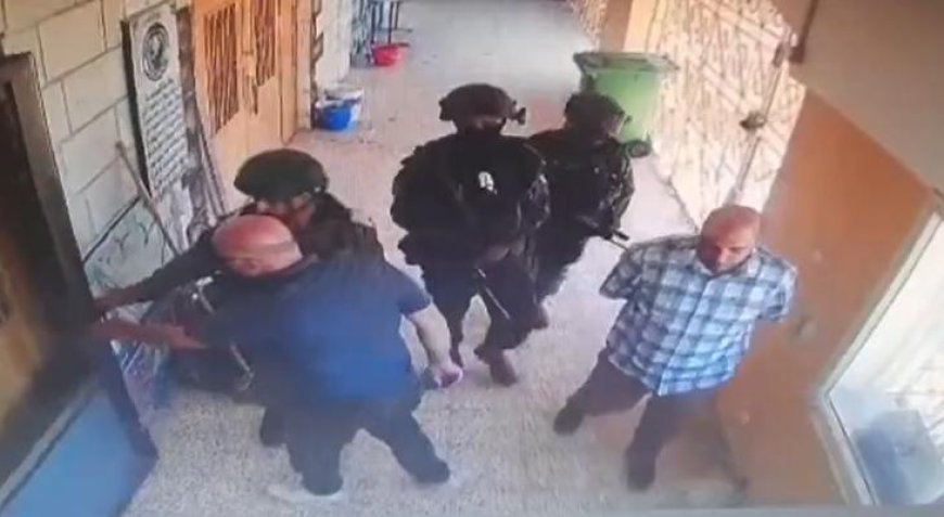 İsrail, Batı Şeria'da okulları bastı, öğretmenleri darbetti!