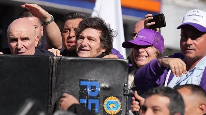 SON DAKİKA! SEÇİM KONVOYU SALDIRIYA UĞRAYAN ARJANTİN DEVLET BAŞKANI MİEL'DEN AÇIKLAMA!