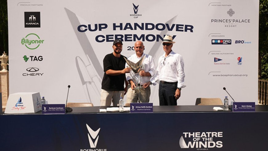 Son şampiyon ARKAS’ın kaptanı Berkcan Cankaya, kupayı organizasyona teslim etti