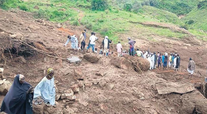 Heyelan yüzlerce kişiyi yuttu!