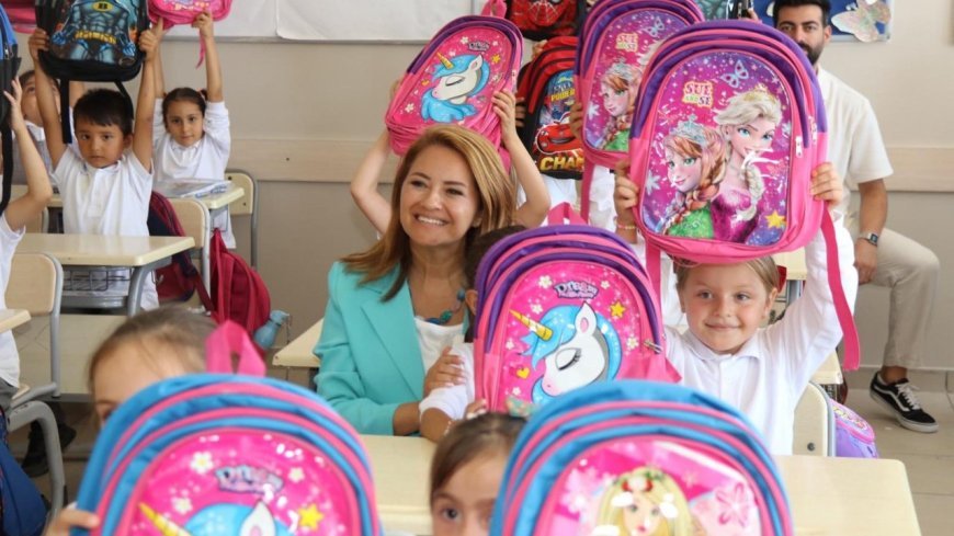Ergene Belediye Başkanı Topak, öğrencilere çanta ve kırtasiye desteğinde bulundu