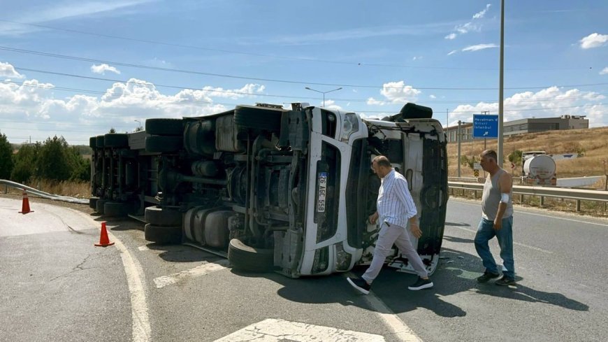 Çorlu’da kontrolden çıkan TIR devrildi; sürücü hafif yaralı