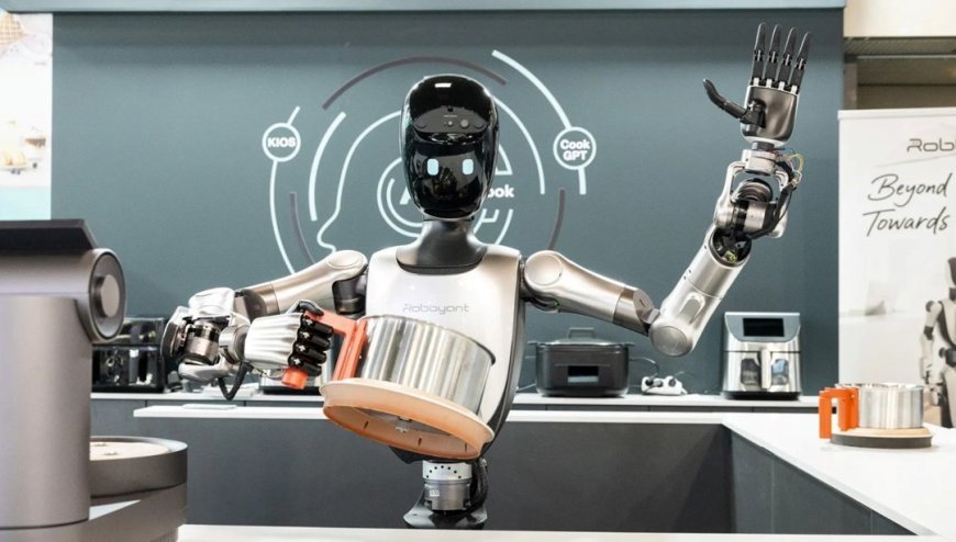 Tesla'ya Çin'den yeni rakip: İnsansı robot R1 görücüye çıktı