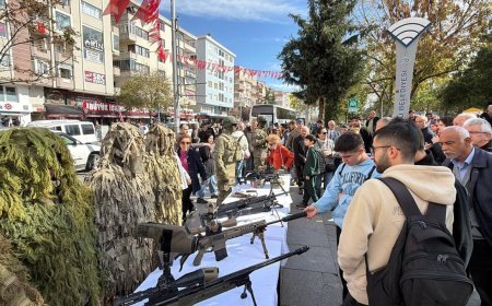 Cumhuriyet Bayramı kutlamaları kapsamında komandoların silah sergisine yoğun ilgi