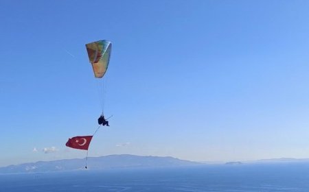 Cumhuriyet Bayramı'nı Türk bayraklı uçuşla kutladı