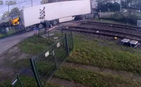 Hollanda'da yolcu treni hemzemin geçitte kalan tırı biçti! Korkunç anlar kamerada