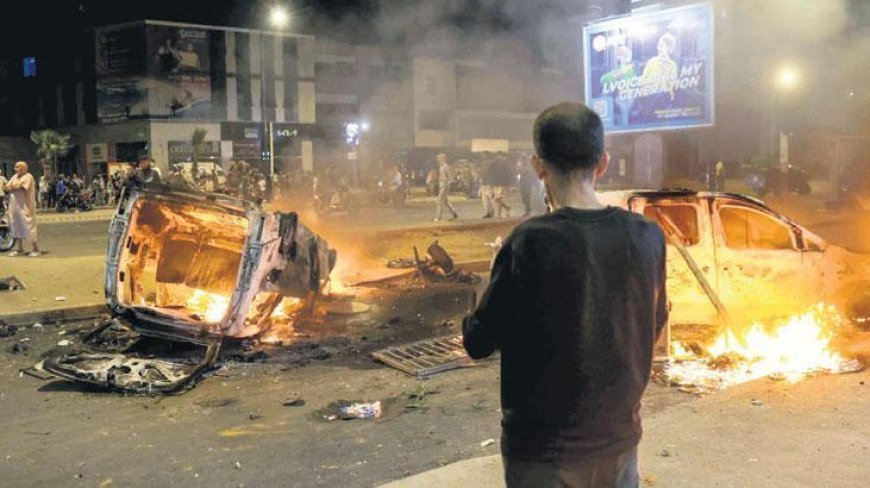 Fas karıştı: Gençler sokakta