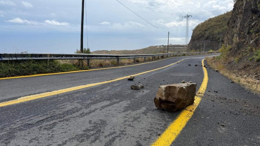 Tekirdağ'da yola kaya parçaları düştü