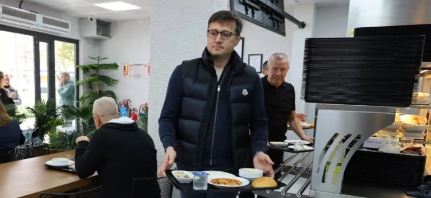 BAŞKAN AKAY, ÖĞLE YEMEĞİNİ KENT LOKANTASI’NDA VATANDAŞLARLA YEDİ