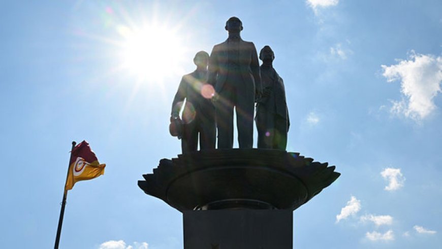 Galatasaray stadının önünde Atatürk, Tevfik Fikret ve Ali Sami Yen'in anıt heykeli açıldı
