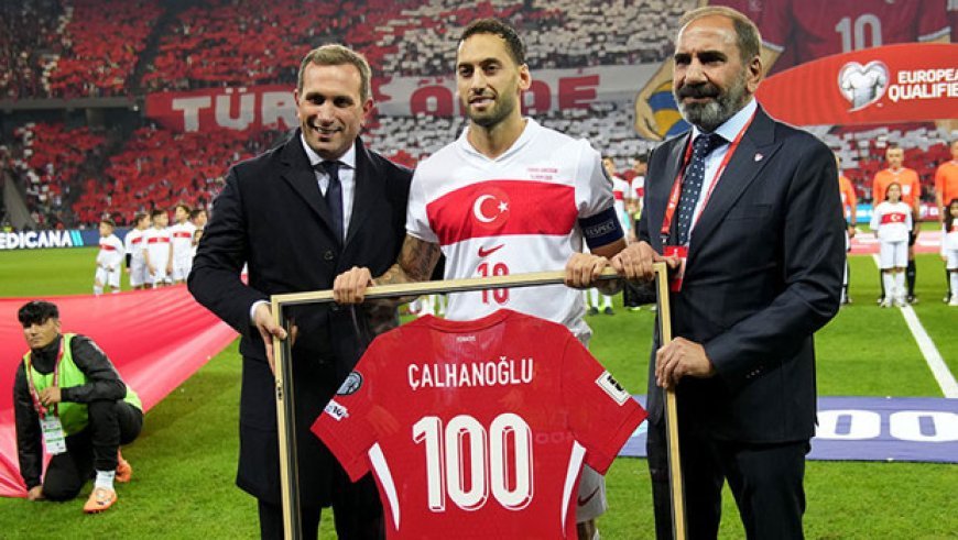 Hakan Çalhanoğlu’na plaket 100. maç plaketi!