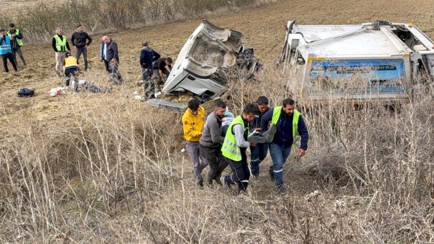 Çöp toplama kamyonu tarlaya devrildi; 3 yaralı / Video eklendi