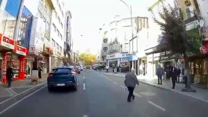 Otomobilin altında kalmaktan son anda kurtuldu; o anlar kamerada