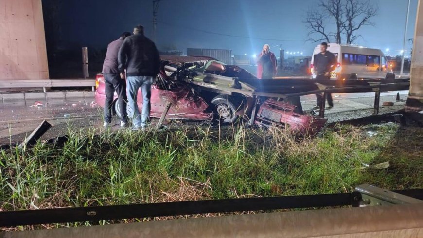 Tekirdağ'da otomobil bariyere çarptı: 2 ölü, 1 yaralı