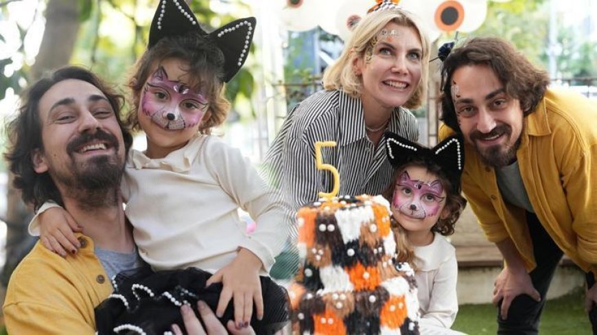 Ayrılsak da beraberiz! Kızları Müjgan'ın doğum gününü beraber kutladılar