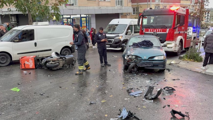 Motosiklet ile otomobilin çarpıştığı kaza kamerada; 2 yaralı