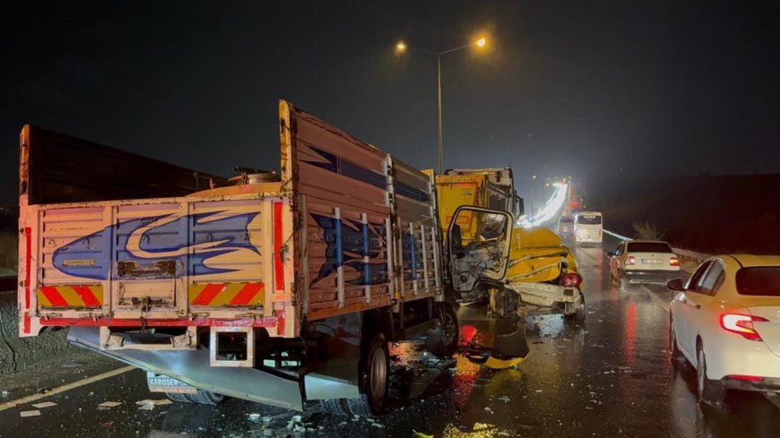 Ticari taksi iki kamyon arasında sıkıştı: 1 yaralı