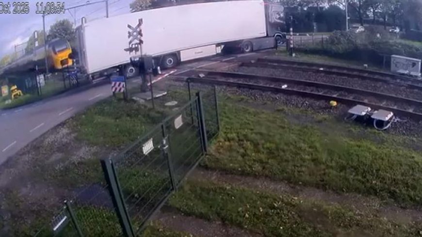 Hollanda'da yolcu treni hemzemin geçitte kalan tırı biçti! Korkunç anlar kamerada