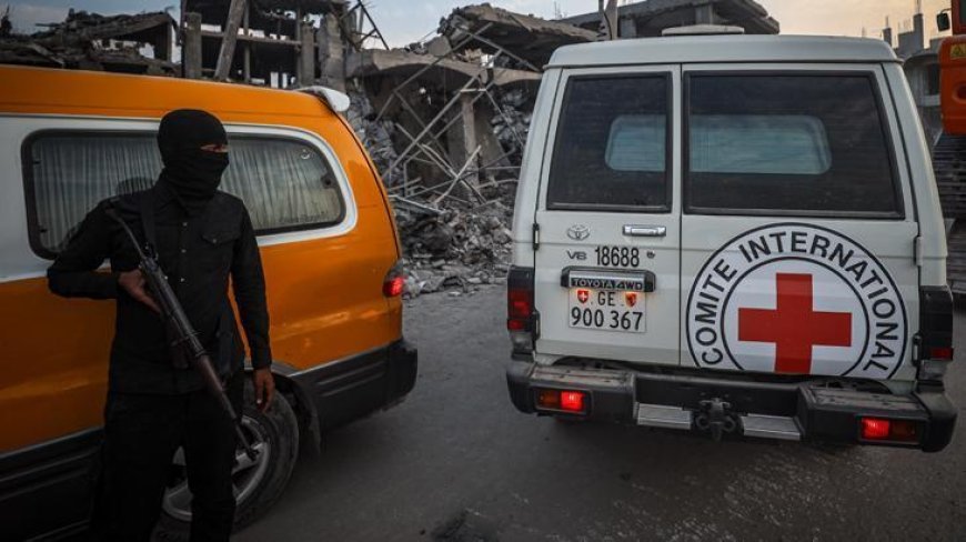 Kassam Tugayları, Sarı Hat'ta bulunan esir cesedini teslim ediyor