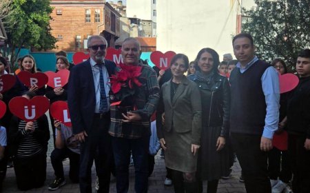 Emekliye ayrılan 38 yıllık öğretmene duygusal veda