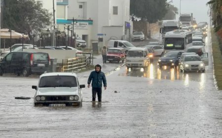 Muğla'yı sağanak vurdu. Yollar suyla doldu, araçlar mahsur kaldı