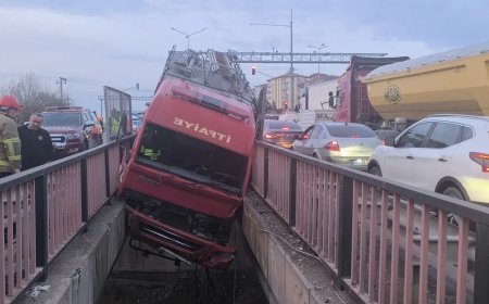 İtfaiye aracı iki köprü arasında asılı kaldı