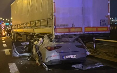 Tıra arkadan çarpan araçta 2 kişi öldü