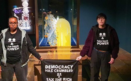 İngiltere karıştı! Kraliyet tacına muhallebili şok saldırı