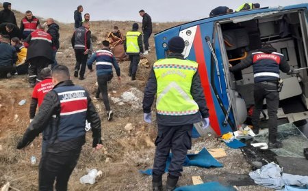 Sivas'ta cezaevi nakil aracı devrildi. 2'si ağır 9 yaralı