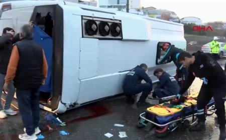 Maltepe'de servis minibüsü devrildi, yaralılar var