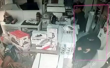 Dikkat dağıtıp saç düzleştiriciyi çarşafa sarıp çaldılar