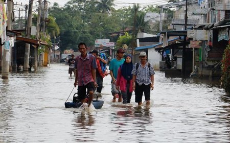 Endonezya'da şiddetli yağışların yol açtığı afetlerde ölenlerin sayısı 900'ü aştı