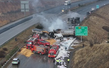 Otoyolda TIR'lar çarpıştı, yol trafiğe kapandı