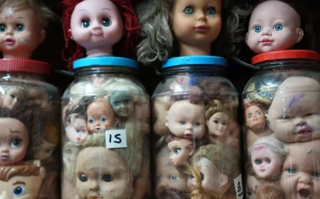 5 bin parçalık oyuncak bebek kafası topladı. Çocukların korkmadığı koleksiyon, yetişkinleri ürkütüyor