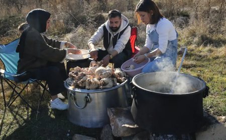Kazanda pişirip sokak sokak gezip, besliyor. Kazancının bir kısmını onlara harcıyor