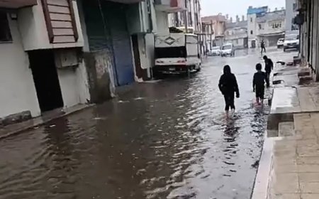 Adana'da sağanak yolları göle çevirdi
