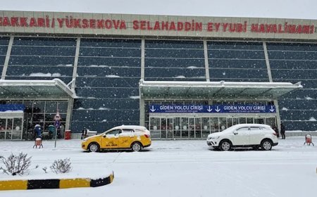 Yoğun kar yağışı uçak seferlerini durdurdu, yollar kapandı