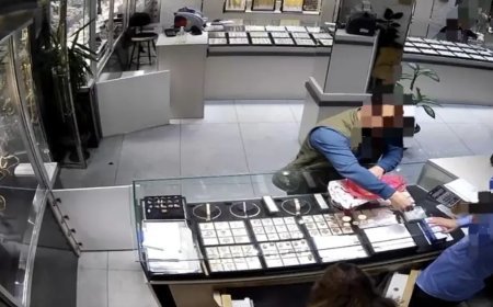 Komşusunun evini soydu, iki poşet altını kuyumcuda bozdurdu