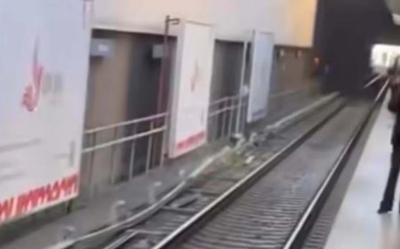 İzmir'de metro vagonu raydan çıktı, seferler durduruldu