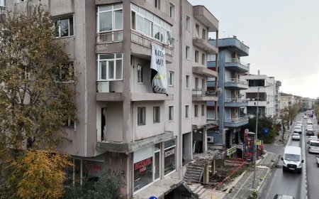 Avcılar'da tahliye edilen binanın balkonu çöktü