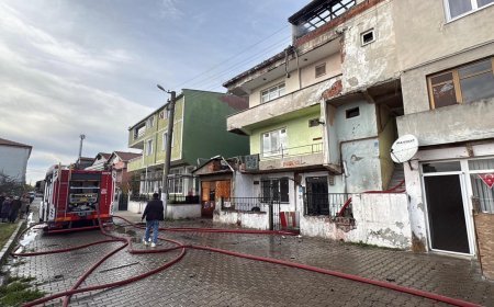 Tekirdağ'da 3 katlı binan çatı katında yangın