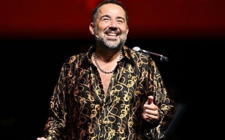 Gazinonun kapısını açıyor