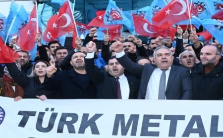 TÜRK METAL SENDİKASI UYUŞMAZLIK SONRASI İLK EYLEMİNİ GERÇEKLEŞTİRDİ
