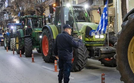 Yunan çiftçiler Larisa'da milletvekili bürolarının önünde protesto düzenledi