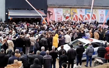 19 liralık fiyatı duyan koştu, cadde trafiğe kapandı