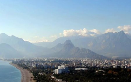 Aynı fotoğrafta hem yaz hem kış! Bir yanda kar yağışı, diğer yanda denize girenler
